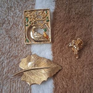 Vintage Gold Tone Leaf & Bird Pin Set - Gold
